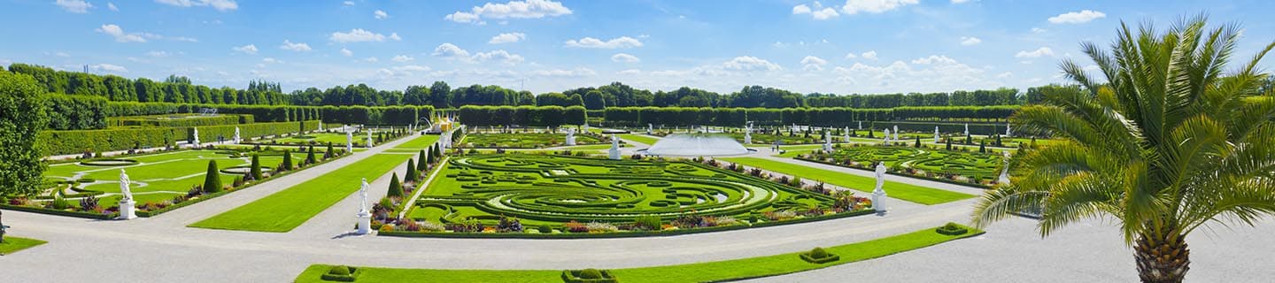 Herrenhäuser Garten in Hannover bei blauem Himmel